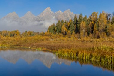 Auutmn 'da Tetons' da manzaralı bir yansıma manzarası
