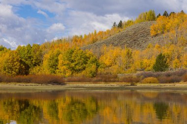 Sonbaharda Tetons 'da manzaranın yansıması.