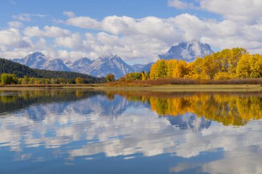 Sonbaharda Tetons 'da manzaranın yansıması.