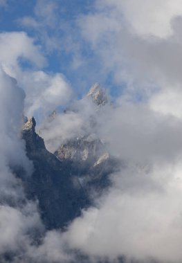 Sonbaharda Grand Teton Ulusal Parkı 'ndaki Teton Sıradağları' nı bulutlar örtüyor.