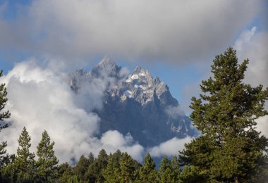 Sonbaharda Grand Teton Ulusal Parkı 'ndaki Teton Sıradağları' nı bulutlar örtüyor.