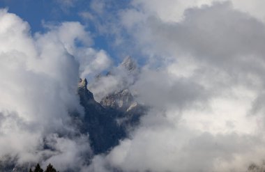 Sonbaharda Grand Teton Ulusal Parkı 'ndaki Teton Sıradağları' nı bulutlar örtüyor.