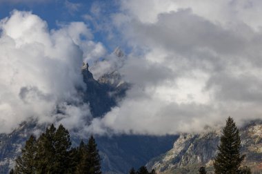 Sonbaharda Grand Teton Ulusal Parkı 'ndaki Teton Sıradağları' nı bulutlar örtüyor.