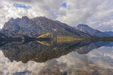 Jenny Gölü 'ndeki Teton Sıradağlarının manzaralı sonbahar manzarası.