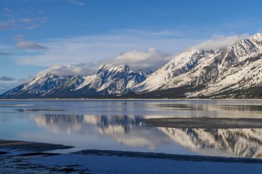 Grand Teton Ulusal Parkı Wyoming 'deki Jackson Gölü' nün manzaralı yansıması.
