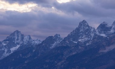 Grand Teton Ulusal Parkı 'ndaki Teton Sıradağları' nın sonbaharda manzarası.