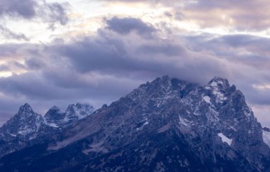 Grand Teton Ulusal Parkı 'ndaki Teton Sıradağları' nın sonbaharda manzarası.