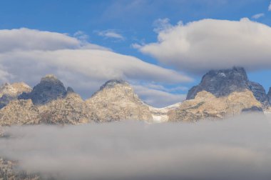 Grand Teton Ulusal Parkı 'ndaki Teton Sıradağları' nın sonbaharda manzarası.