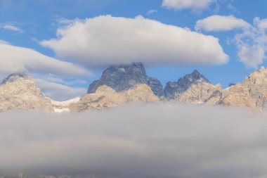 Grand Teton Ulusal Parkı 'ndaki Teton Sıradağları' nın sonbaharda manzarası.