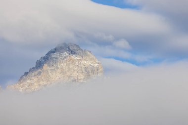 Grand Teton Ulusal Parkı 'ndaki Teton Sıradağları' nın sonbaharda manzarası.