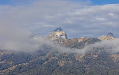 Grand Teton Ulusal Parkı 'ndaki Teton Sıradağları' nın sonbaharda manzarası.