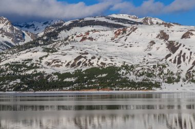 İlkbaharda Jackson Gölü 'ndeki Tetonların manzaralı bir yansıması.