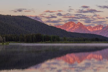 Yazın Tetons 'da gündoğumu manzarası yansıması.