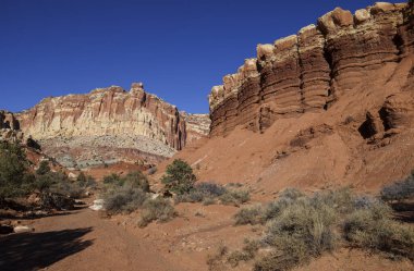 Capitol Resifi Ulusal Parkı Utah 'ta manzaralı bir manzara.