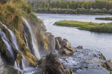 Şelale Şelalesi, sonbaharda Idaho 'daki Snake River' a dökülüyor.