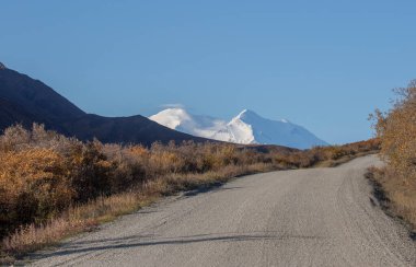 Sonbaharda Denali Ulusal Parkı Alaska 'da manzaralı bir manzara