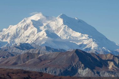 Sonbaharda Denali Ulusal Parkı Alaska 'da manzaralı bir manzara