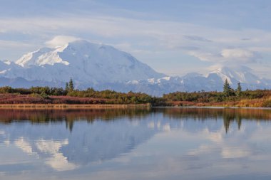 Sonbaharda Denali Ulusal Parkı Alaska 'da manzara yansıması