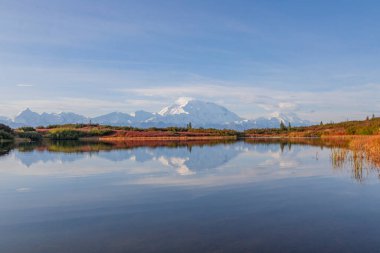 Sonbaharda Denali Ulusal Parkı Alaska 'da manzara yansıması