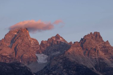 Grand Teton Ulusal Parkı 'nda sonbaharda güzel bir günbatımı manzarası.