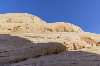 Nevada İtfaiye Vadisi 'ndeki manzaralı çöl manzarası.