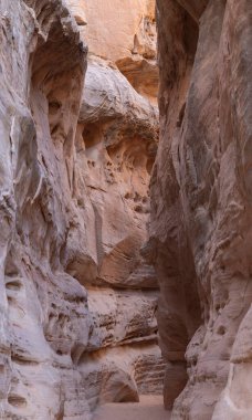 Nevada İtfaiye Vadisi 'ndeki manzaralı çöl manzarası.