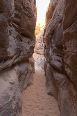 Nevada İtfaiye Vadisi 'ndeki manzaralı çöl manzarası.