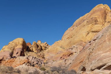 Nevada İtfaiye Vadisi 'ndeki manzaralı çöl manzarası.