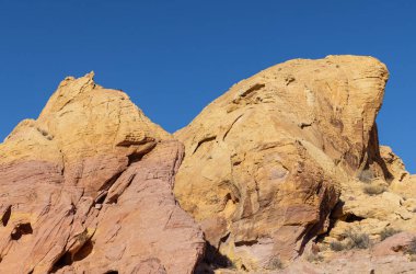 Nevada İtfaiye Vadisi 'ndeki manzaralı çöl manzarası.