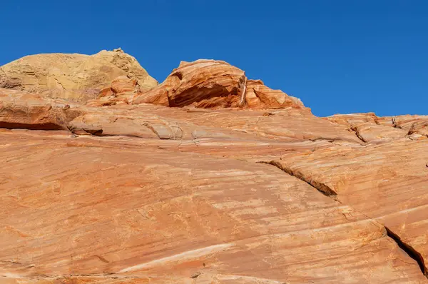 Nevada İtfaiye Vadisi 'ndeki manzaralı çöl manzarası.