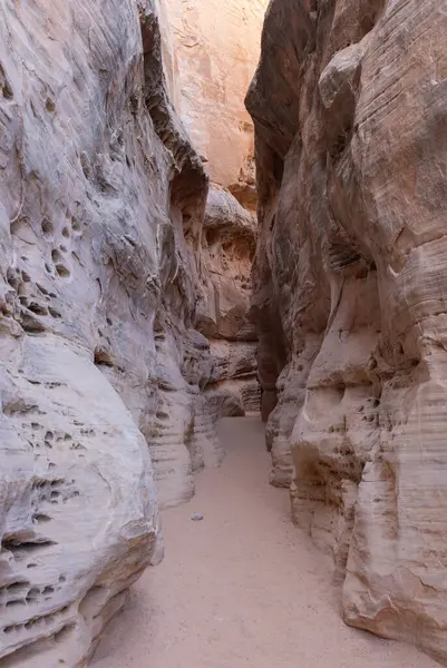 Nevada İtfaiye Vadisi 'ndeki manzaralı çöl manzarası.