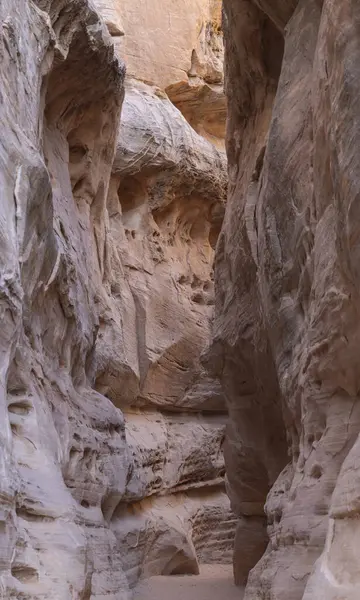 Nevada İtfaiye Vadisi 'ndeki manzaralı çöl manzarası.