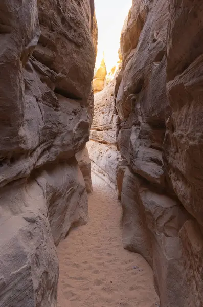 Nevada İtfaiye Vadisi 'ndeki manzaralı çöl manzarası.