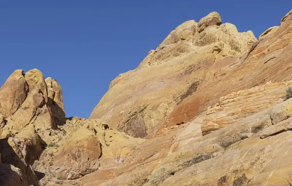Nevada İtfaiye Vadisi 'ndeki manzaralı çöl manzarası.