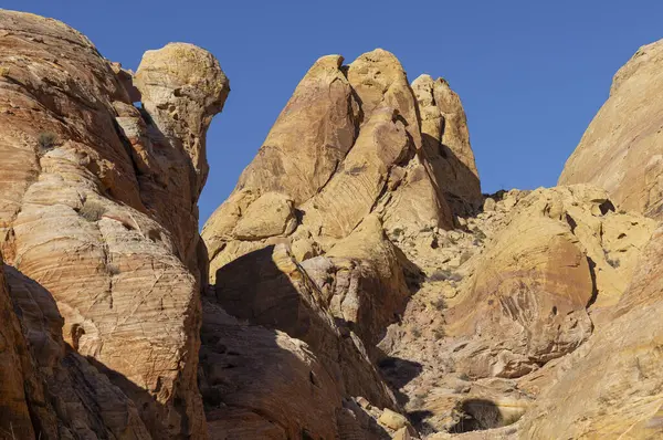Nevada İtfaiye Vadisi 'ndeki manzaralı çöl manzarası.