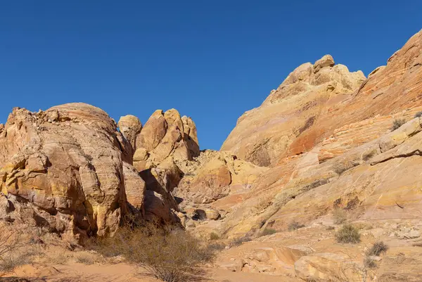 Nevada İtfaiye Vadisi 'ndeki manzaralı çöl manzarası.