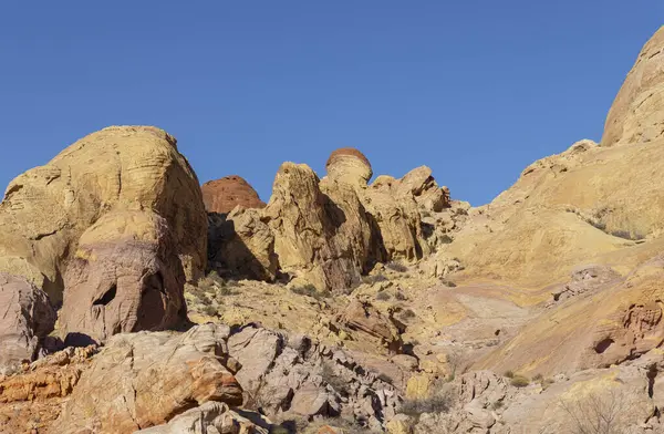 Nevada İtfaiye Vadisi 'ndeki manzaralı çöl manzarası.