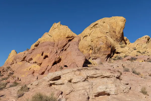 Nevada İtfaiye Vadisi 'ndeki manzaralı çöl manzarası.