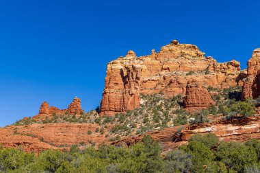 Sedona Arizona 'nın kırmızı kayalıklarında manzaralı bir manzara.