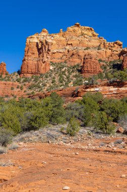 Sedona Arizona 'nın kırmızı kayalıklarında manzaralı bir manzara.