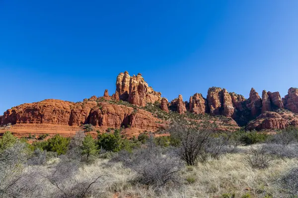 Sedona Arizona 'nın kırmızı kayalıklarında manzaralı bir manzara.