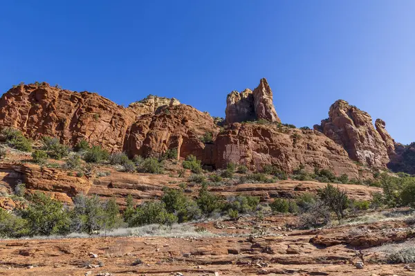 Sedona Arizona 'nın kırmızı kayalıklarında manzaralı bir manzara.