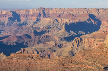 Büyük Kanyon Ulusal Parkı 'nın engebeli manzarası yazın Arizona' nın güneyi.