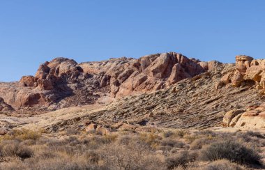 Nevada İtfaiye Vadisi 'nde kışın manzaralı bir çöl manzarası.
