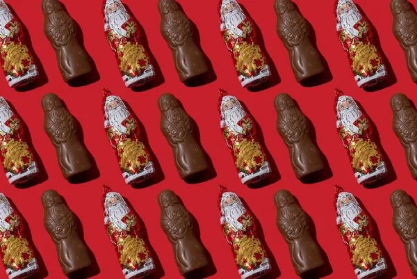 ウクライナ キエフ 2022年10月24日 ローゼン工場キャンディ 緑色の背景に模様のチョコレートサンタクロースの姿 クリスマスキャンディ 甘い食べ物の休日を閉じます 聖ニコラスチョコレートフィギュア — ストック写真