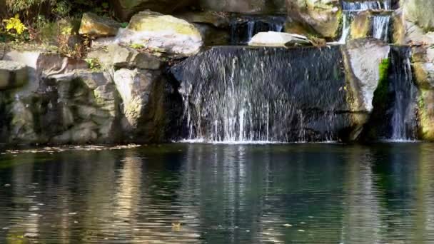 Wodospad Nad Jeziorem Kaskady Rzece Woda Płynie Naturze Zewnątrz Kaskada — Wideo stockowe