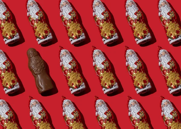 ウクライナ キエフ 2022年10月24日 ローゼン工場キャンディ 緑色の背景に模様のチョコレートサンタクロースの姿 クリスマスキャンディ 甘い食べ物の休日を閉じます 聖ニコラスチョコレートフィギュア — ストック写真