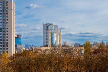 Şehir binası. Çok katlı bir bina. Ukrayna 'nın başkenti Sonbahar Kyiv' in Panoraması. Kasabaya bakan manzaraya bak.