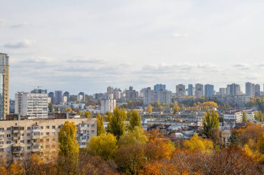 Şehir binası. Çok katlı bir bina. Ukrayna 'nın başkenti Sonbahar Kyiv' in Panoraması. Kasabaya bakan manzaraya bak.