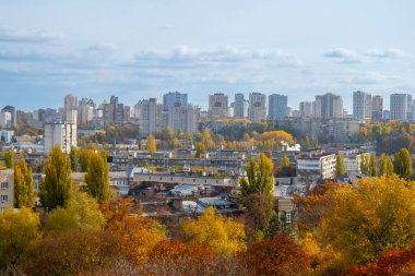 Şehir binası. Çok katlı bir bina. Ukrayna 'nın başkenti Sonbahar Kyiv' in Panoraması. Kasabaya bakan manzaraya bak.